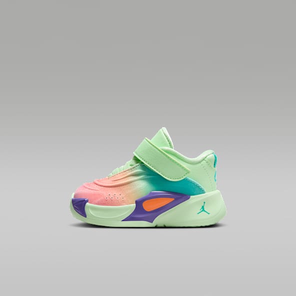 Girls Basketball Shoes. Nike